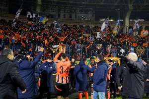 (ΒΙΝΤΕΟ/Φώτος Κerkida) Ομάδα και κόσμος έγιναν... ένα μετά το "διπλό"!