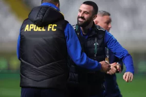 Χειραψίες και αγκαλιές με Πέτροβιτς 