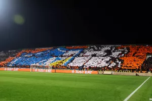 (ΒΙΝΤΕΟ Kerkida) Υποδοχή με κορεό οι ΑΠΟΕΛίστες και σύνθημα