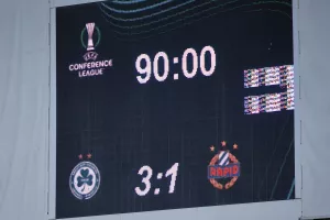 Παίζει τα ρέστα της