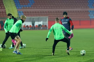 (Φώτος kerkida) Η προπόνηση της Ομόνοιας στο "Gradski Stadion"
