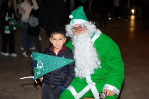 (ΦΩΤΟΣ) Σε... δράση ο πράσινος Άγιος Βασίλης!