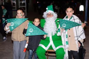(ΦΩΤΟΣ) Σε... δράση ο πράσινος Άγιος Βασίλης!