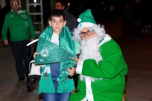 (ΦΩΤΟΣ) Σε... δράση ο πράσινος Άγιος Βασίλης!