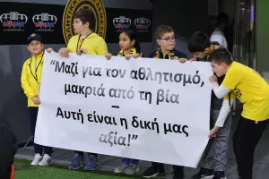 (Φώτος) Πανό με μήνυμα για την βία  