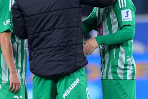 (Φώτος kerkida) Αγκαλιές και συγχαρητήρια στον "χρυσό" σκόρερ!