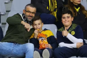 (Φωτορεπορτάζ) Ο κόσμος της ΑΕΛ