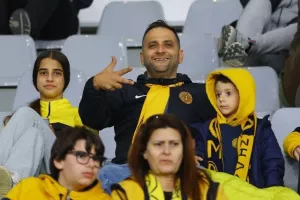 (Φωτορεπορτάζ) Ο κόσμος της ΑΕΛ