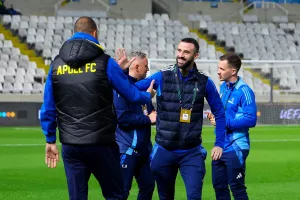 Χειραψίες και αγκαλιές με Πέτροβιτς 