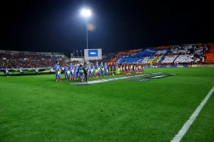 (ΒΙΝΤΕΟ Kerkida) Υποδοχή με κορεό οι ΑΠΟΕΛίστες και σύνθημα