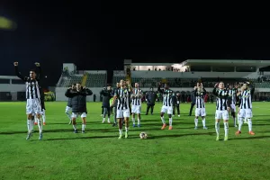 Πεντάρα και πανηγύρια στην εξέδρα! (φώτος)