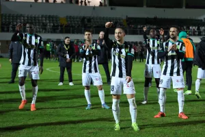 Πεντάρα και πανηγύρια στην εξέδρα! (φώτος)