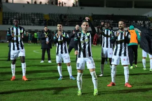 Πεντάρα και πανηγύρια στην εξέδρα! (φώτος)