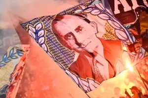 Ζεσταίνει ... τον κόσμο του (Βίντεο)