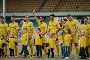 Χέρι-χέρι με τους ποδοσφαιριστές της ΕΝΥ (φώτος)