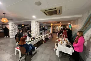 Χριστουγεννιάτικο κλίμα στο Δασάκι… Με χαμόγελο ο Κίκης (Φώτος)