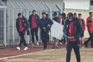(ΦΩΤΟΡΕΠΟΡΤΑΖ) Η άφιξη της Νέας Σαλαμίνας
