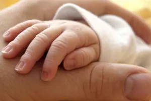 Εντοπίστηκε νεογνό στα σκουπίδια - 15χρονη γέννησε στην τουαλέτα