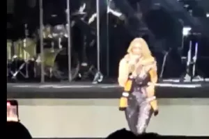 (Βίντεο Kerkida) "Γαλαζοκίτρινο" πάρτι και πορτοκαλί κασκόλ η Κοκκίνου