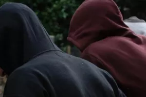 Ομάδα ανηλίκων έσφαξε δύο άσχετους 15χρονους γιατί τους πέρασε για δολοφόνους