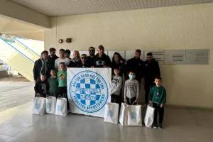(Φώτος) Θύρα 1 Πάφου/Μοίρασε δώρα στα παιδιά του νοσοκομείου 