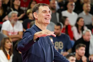Μπαρτζώκας: «Μειώνονται οι επιλογές στη θέση του σέντερ - Έβαλε ορό ο Βεζένκοφ για να έχει δυνάμεις»