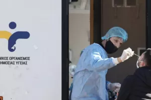 Καλπάζει και πάλι ο κορωνοϊός: 577 νέες εισαγωγές με COVID-19, 6 διασωληνώσεις και 24 θάνατοι