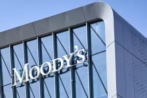 Κρίση στην Γαλλία: Υποβάθμιση από τη Moody's