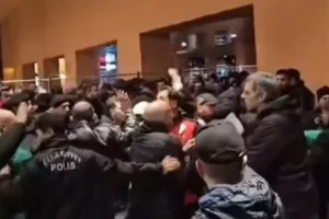 (Βίντεο) Επεισόδια έξω από το γήπεδο της Εφές-Τραυματίας οπαδός του Παναθηναϊκού
