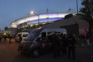 Συνελήφθη πατέρας και γιος μετά από τηλεφώνημα για βόμβα