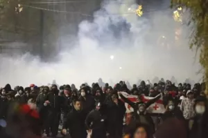 Κανόνια νερού και δακρυγόνα εναντίον διαδηλωτών στη Γεωργία