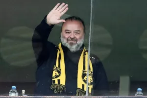 Ηλιόπουλος για Πινέδα: «Ο πεινασμένος καρβέλια ονειρεύεται. Αστεία δημοσιεύματα»