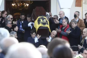 Τυλιγμένο με τη σημαία του Ηλυσιακού και γάντια τερματοφύλακα το φέρετρο