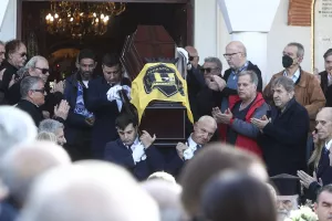 Τυλιγμένο με τη σημαία του Ηλυσιακού και γάντια τερματοφύλακα το φέρετρο
