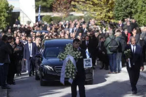 Τυλιγμένο με τη σημαία του Ηλυσιακού και γάντια τερματοφύλακα το φέρετρο