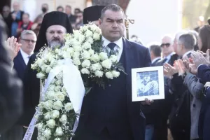 Τυλιγμένο με τη σημαία του Ηλυσιακού και γάντια τερματοφύλακα το φέρετρο