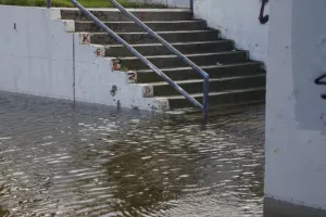  Σε "λίμνη" μετατράπηκε ο περιβάλλοντας χώρος του ΣΕΦ