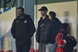 Περίμενε... τρεις/Πιέρος
