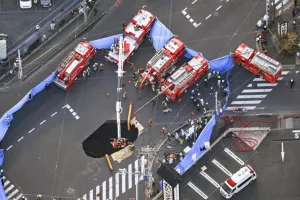 Τρύπα έξι μέτρων «κατάπιε» φορτηγό – Επί 24 ώρες παγιδευμένος ο οδηγός του