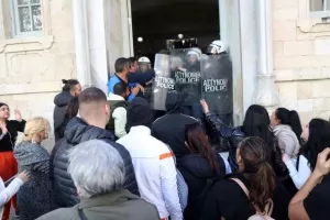Κακοποίηση 3χρονου: Παρέμβαση εισαγγελέα για τα επεισόδια στα δικαστήρια Ηρακλείου