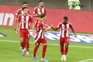 Οκτώ παίκτες του Ολυμπιακού στο όριο των καρτών