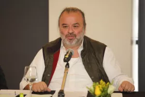 Ηλιόπουλος: "Αλίμονο για κάποιους που λένε ότι δεν έχουμε λεφτά για να πάρουμε αριστερό μπακ"