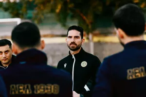 Γνωρίζει τα πάντα (ΑΕΛ)
