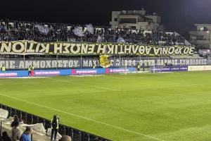 Οι ΜΑΧΗΤΕΣ με... ανάποδο πανό της ΑΕΚ 