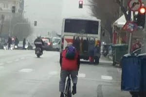 Νεαροί κρέμονται σε αστικό λεωφορείο με κίνδυνο τη ζωή τους