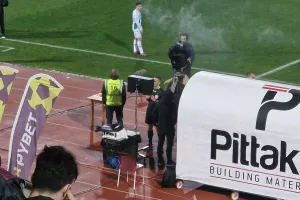 On field review - Δεν έδωσε πέναλτι ο ρεφ