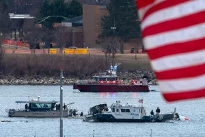 Τραγωδία στην Ουάσινγκτον: Οι ερευνητές θα ανασύρουν τα συντρίμια των αεροσκαφών