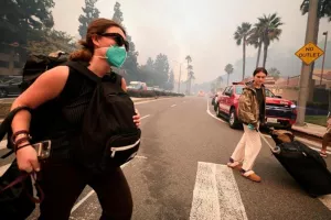 Εικόνες αποκάλυψης στο Λος Άντζελες, οι φλόγες καταπίνουν τα πάντα
