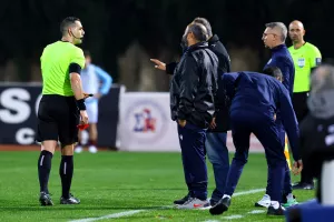"Ο Μενέλαος μου είπε ότι... έπρεπε να δείξω σε κάποιον κόκκινη επειδή την έβγαλα από την τσέπη μου"