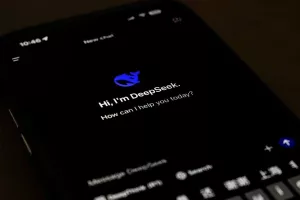 DeepSeek: Η κινεζική startup που προκαλεί σοκ στις αγορές και απειλεί την αμερικανική κυριαρχία
